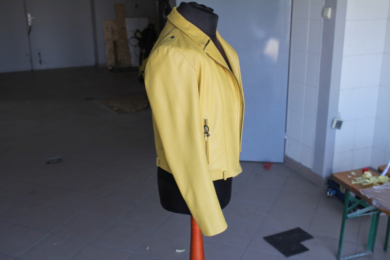 Żółta kurtka skórzana